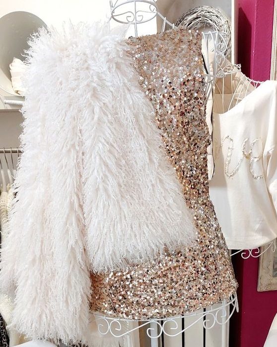 Glitzerndes top mit einem flauschigen, weißen Überwurf.