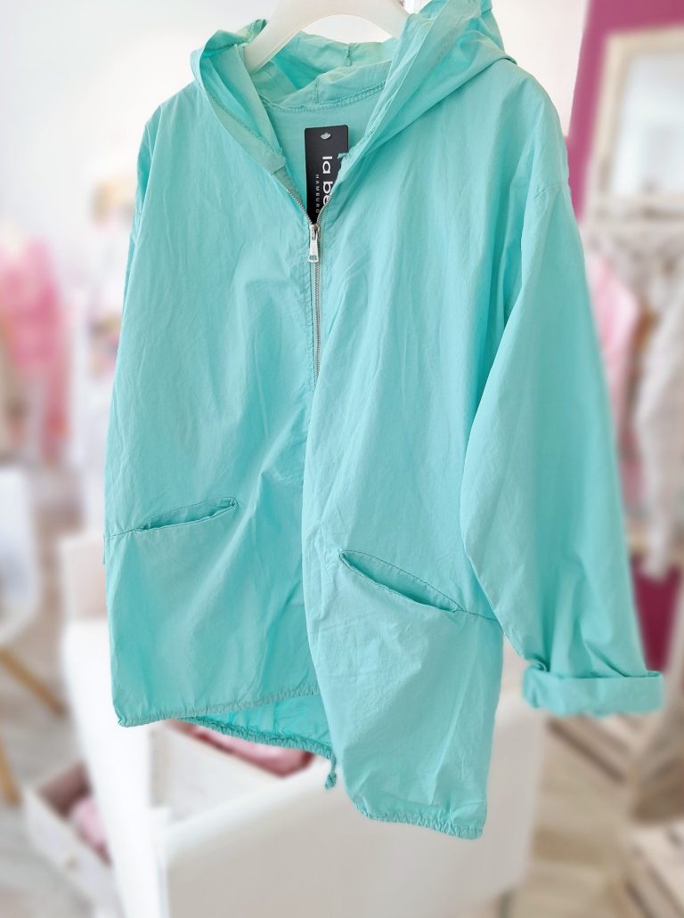 Türkiser Sommerblouson mit Kapuze und zwei Vordertaschen.