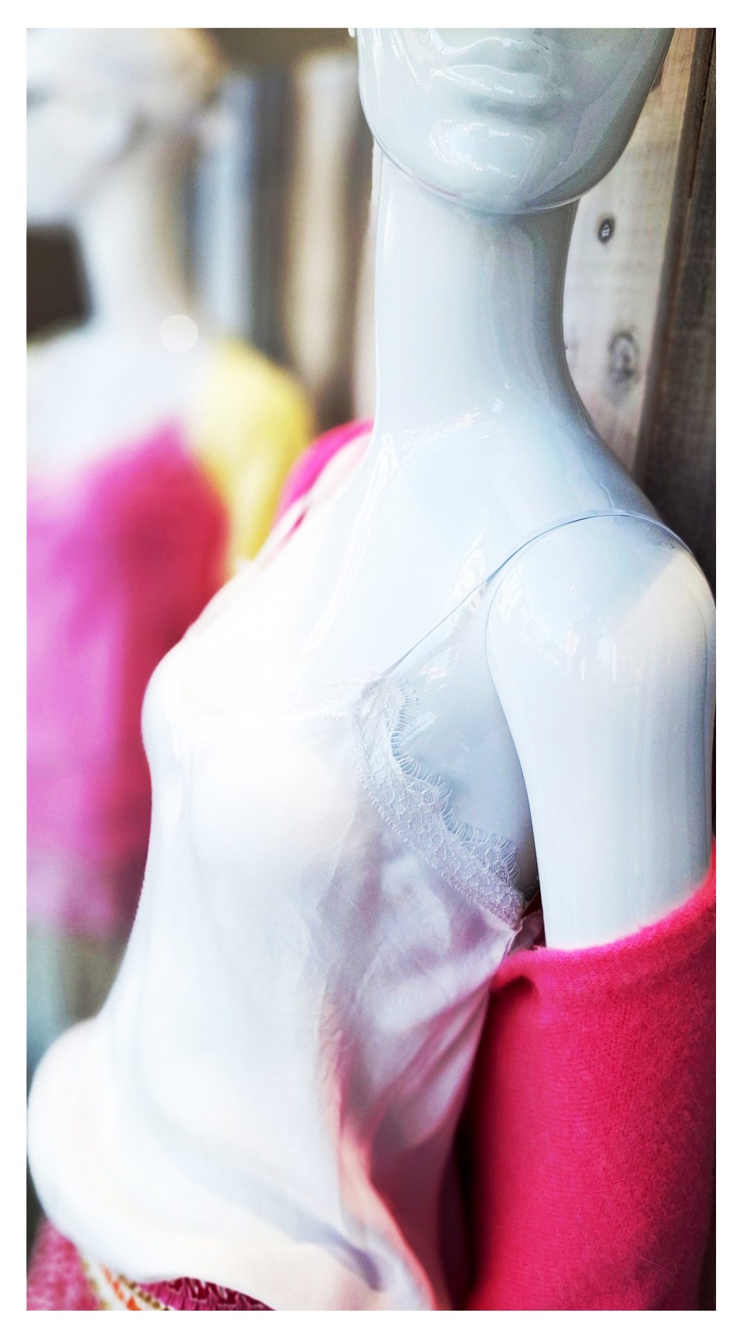 Der Modeladen in Oldenburg Schaufensterpuppen mit bunten Kleidungsstücken in einer modischen Präsentation.