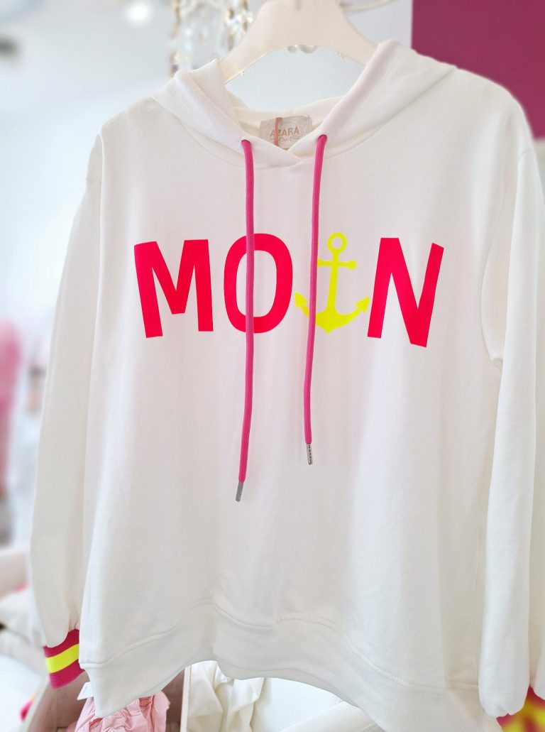 Helle, weiße Hoodie mit bunten Buchstaben "MOIN" und einem Anker-Symbol.