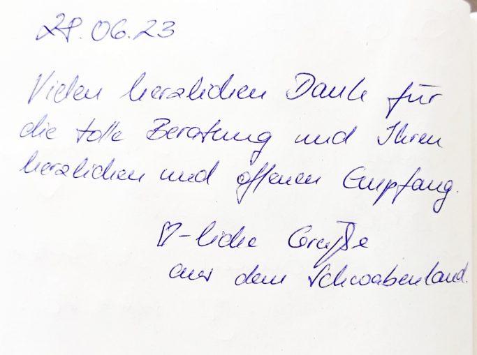Handgeschriebene Notiz über die Verfügbarkeit und Lieferung von Waren.