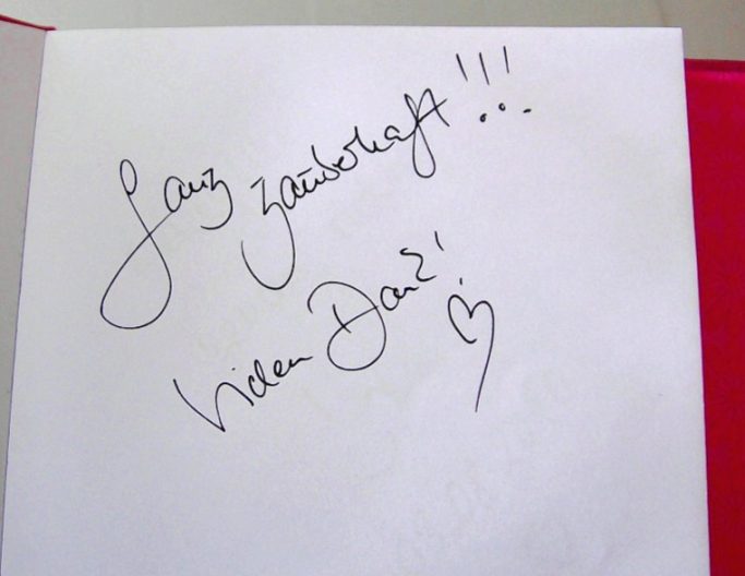 Handschriftliche Notiz mit der Aufschrift "Lang überfällig!!!" und einer Herzskizze.
