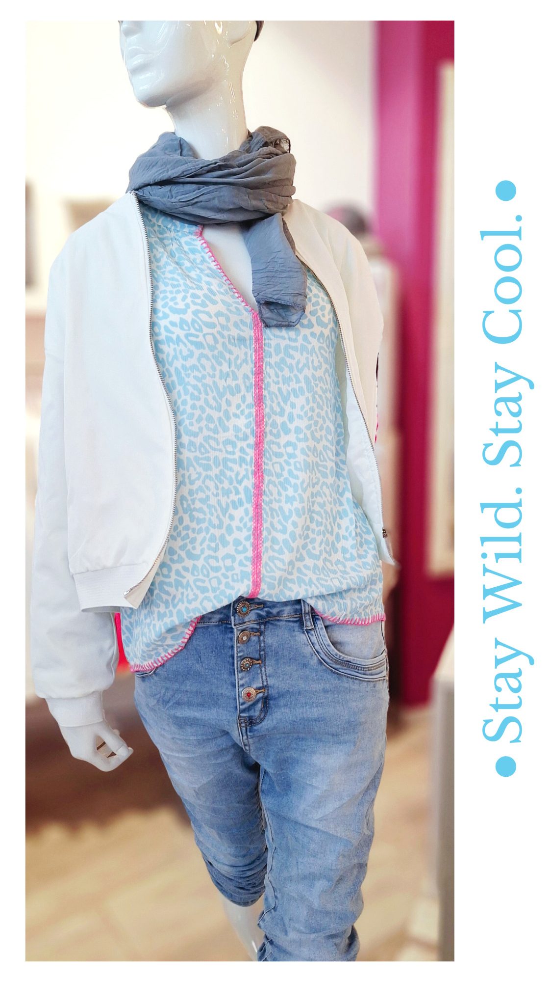 Damenmode Oldenburg: Türkis Weiße Leo Tunika mit pinken Details, weiße Bomber Jacke - Blouson, grauer Schal und Jeans – lässiger Look