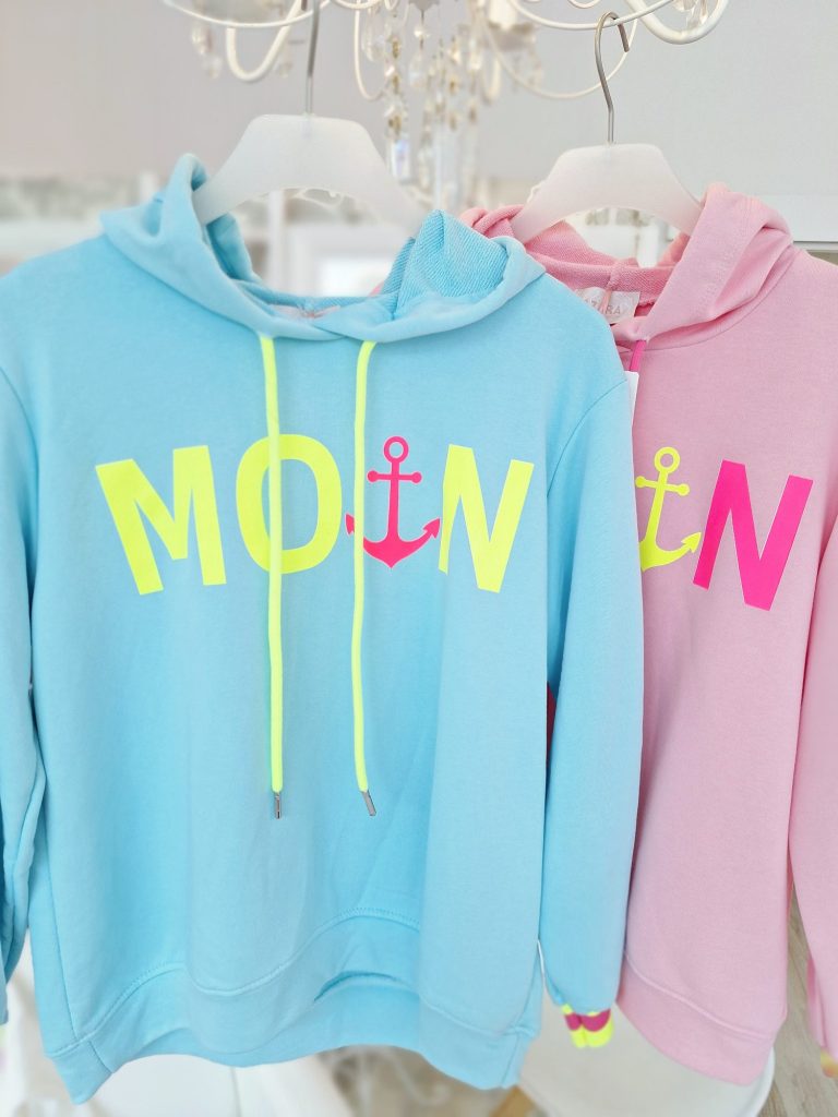 Bunte Sweatshirts in Blau und Rosa mit leuchtenden Buchstaben und Anker-Design.