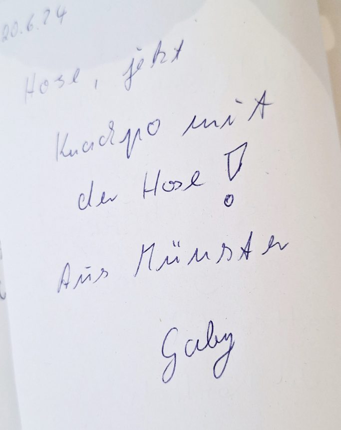 Handschriftliche Notiz mit der Aufforderung, mit der Hausarbeit zu beginnen.