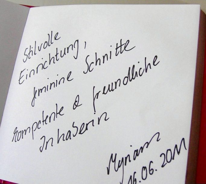 Handschriftliche Notizen über Möbel und freundliche persönliche Einrichtung.