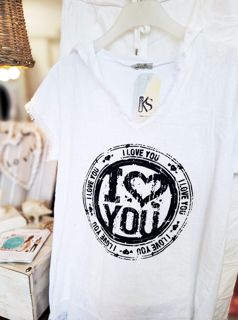 Weißes T-Shirt mit dem Aufdruck "I ❤ YOU" in verschiedenen Schriftarten.