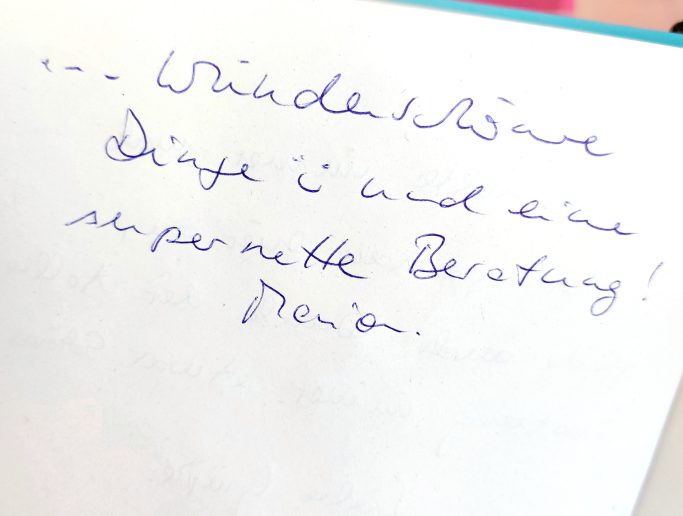 Ein handgeschriebener Text in blauer Tinte auf weißem Papier.