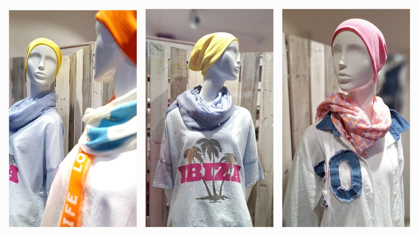 Schaufenster mit Modellen im Ibiza Style - schöne farbenfrohe Damenbekleidung - sehr modisch und inspirierend.
