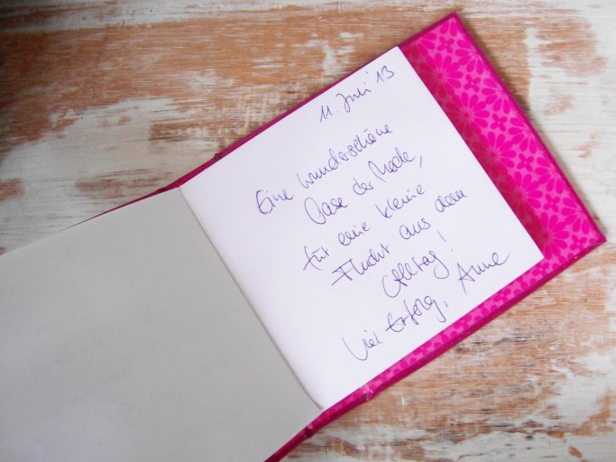Offenes Notizbuch mit handschriftlichem Text auf einer weißen Seite.