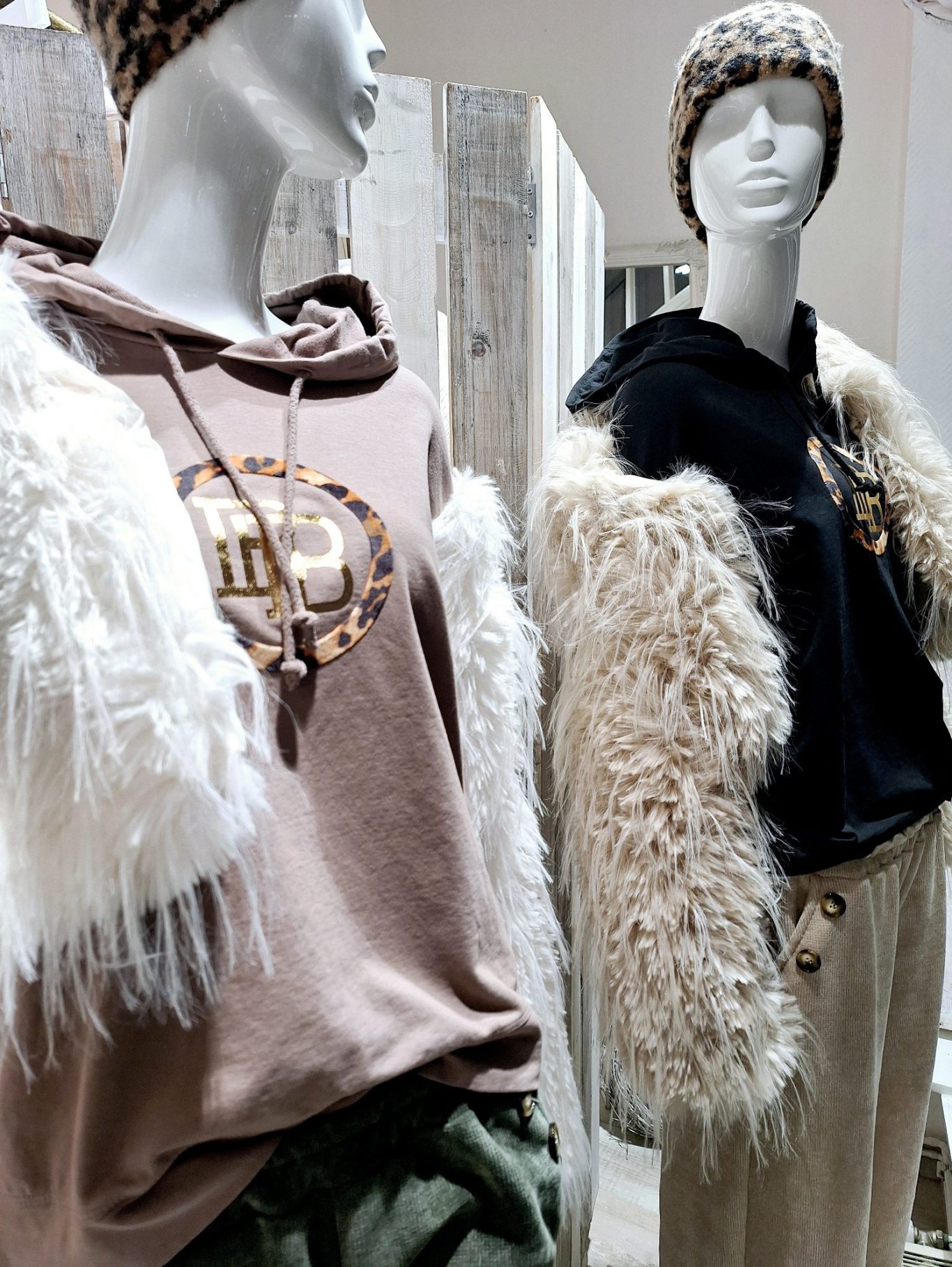 Zwei Schaufensterpuppen in modischer Kleidung mit Felljacke Fakefur und Hoodie. Elegant trifft auf sportlich.