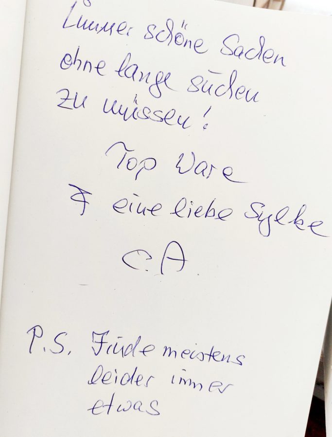 Handschriftliche Notizen auf einem weißen Blatt Papier in blauer Tinte.