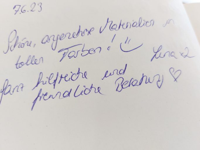 Handschriftliche Notiz mit freundlicher Botschaft und Herzsymbol.
