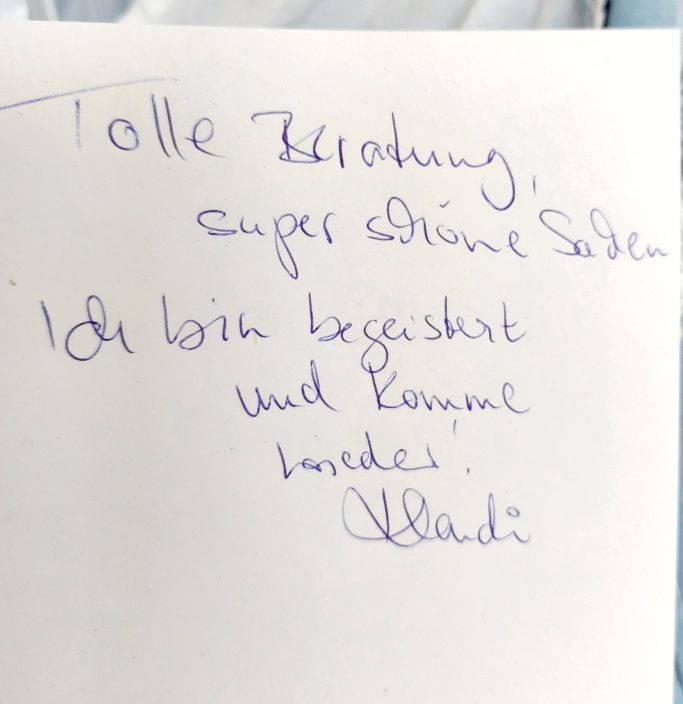 Handgeschriebene Notiz mit Lob und Dank für eine Erfahrung.