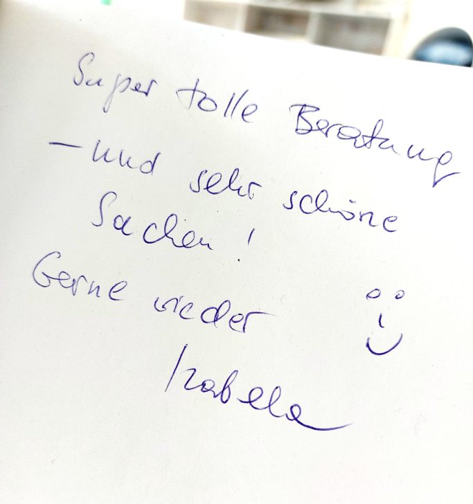 Handschriftliche Notiz mit positiver Rückmeldung und Smiley.