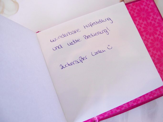 Handschriftliche Notiz auf einer weißen Seite in einem pinken Notizbuch.