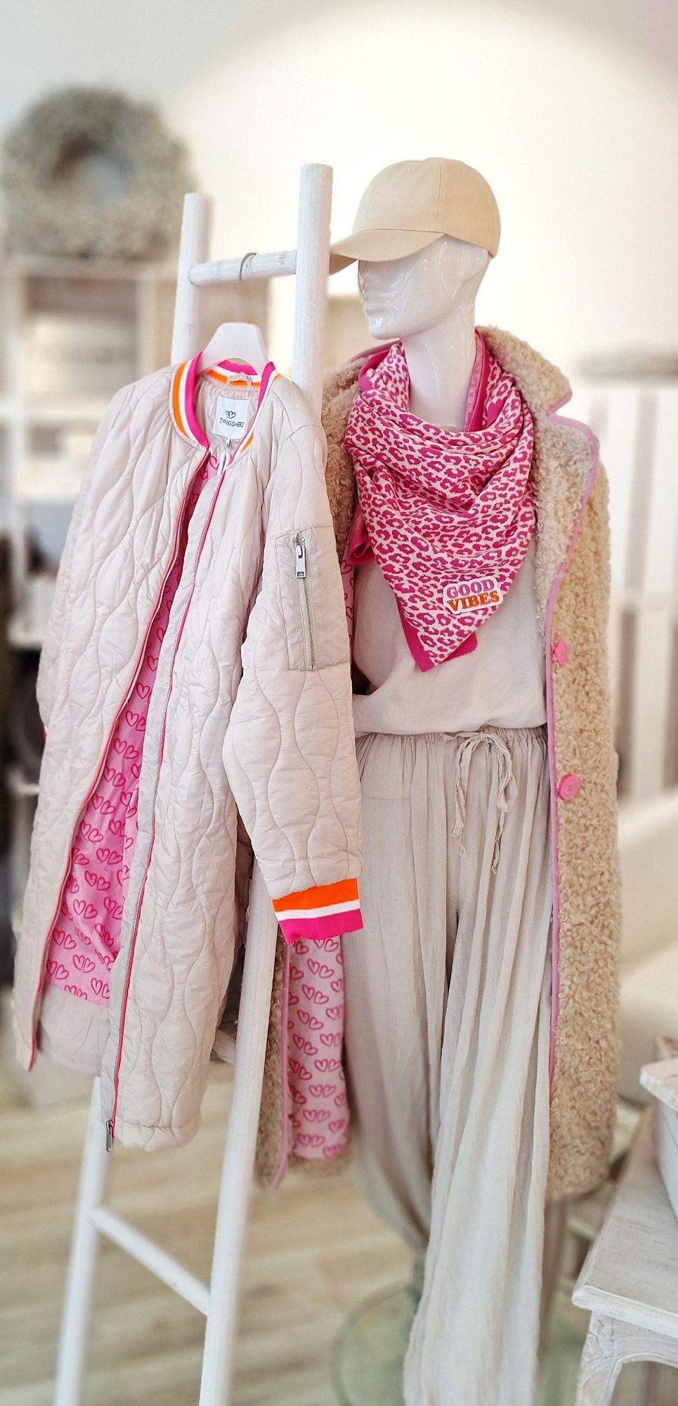 Damenmode in Oldenburg - Boutique mit besonderen Lieblingsteilen | Kuschelmantel, Hose, Tunika & Leo-Schal "Good Vibes"