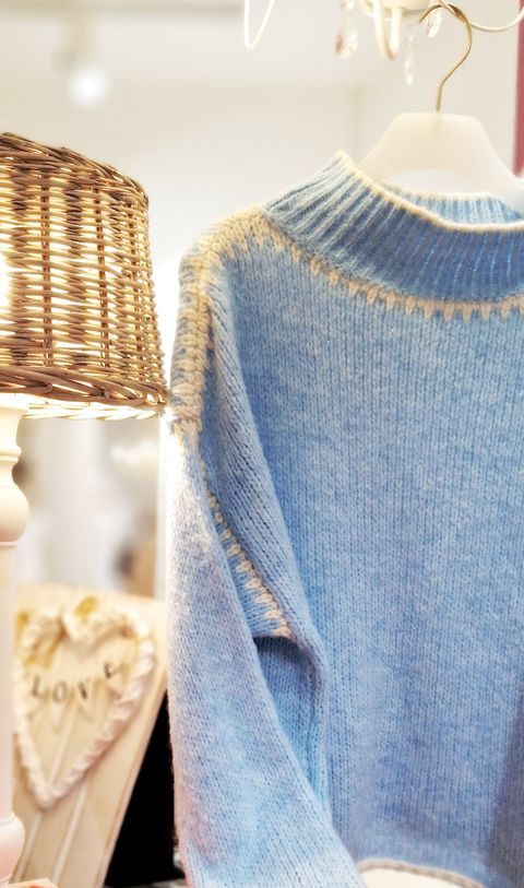 Blauer Pullover mit Rundhalsausschnitt und gestricktem Detail am Kragen.