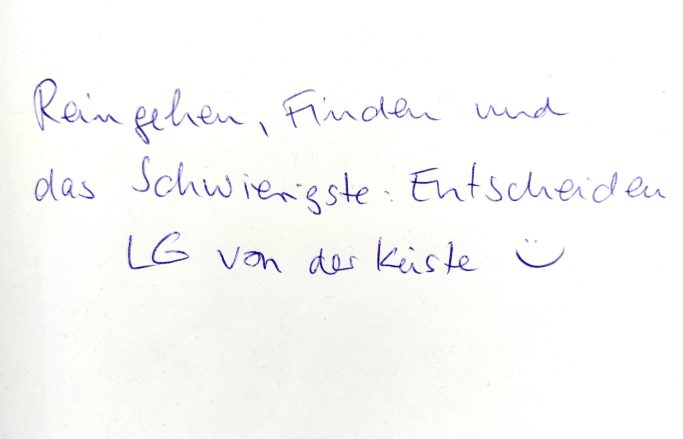 Handgeschriebene Notiz mit persönlicher Botschaft und einem Smiley am Ende.