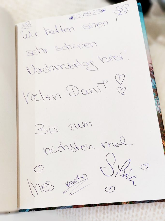 Handgeschriebene Notiz mit Dank und Unterschrift von Sylvia.