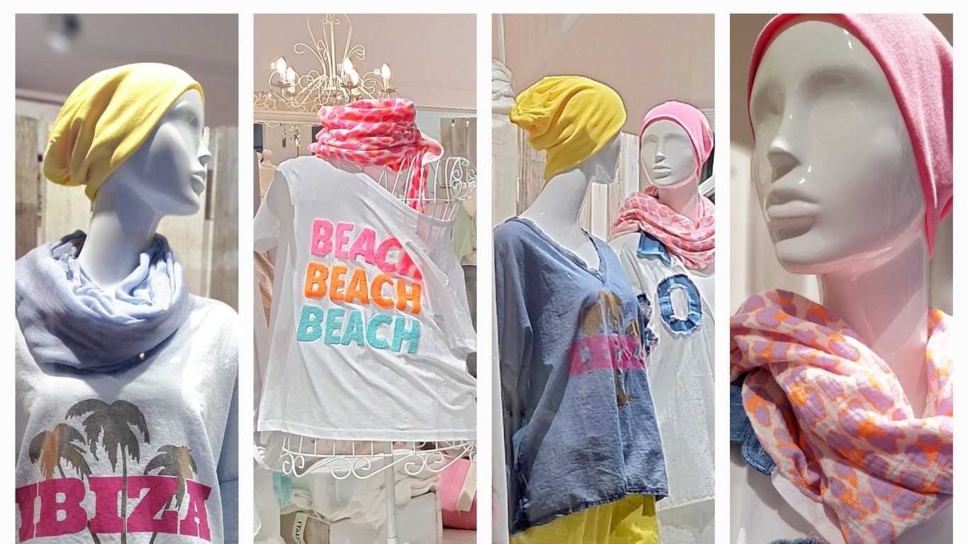 Schaufenster mit Modellen im Ibiza Style - schöne farbenfrohe Damenbekleidung - sehr modisch und inspirierend.