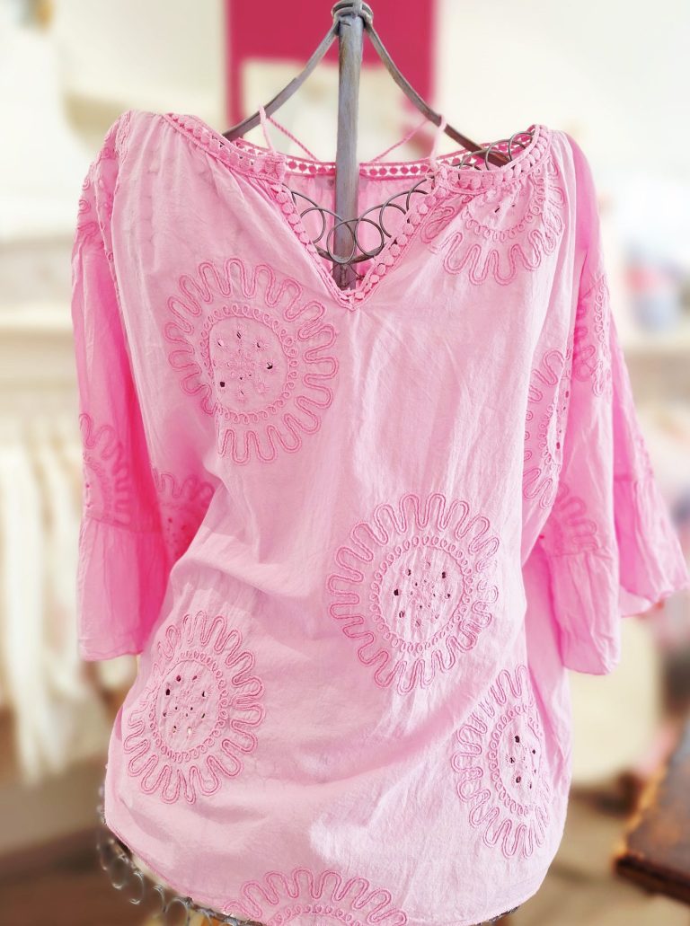 Rosa Bluse mit V-Ausschnitt und bunten, gestickten Mandala-Mustern.