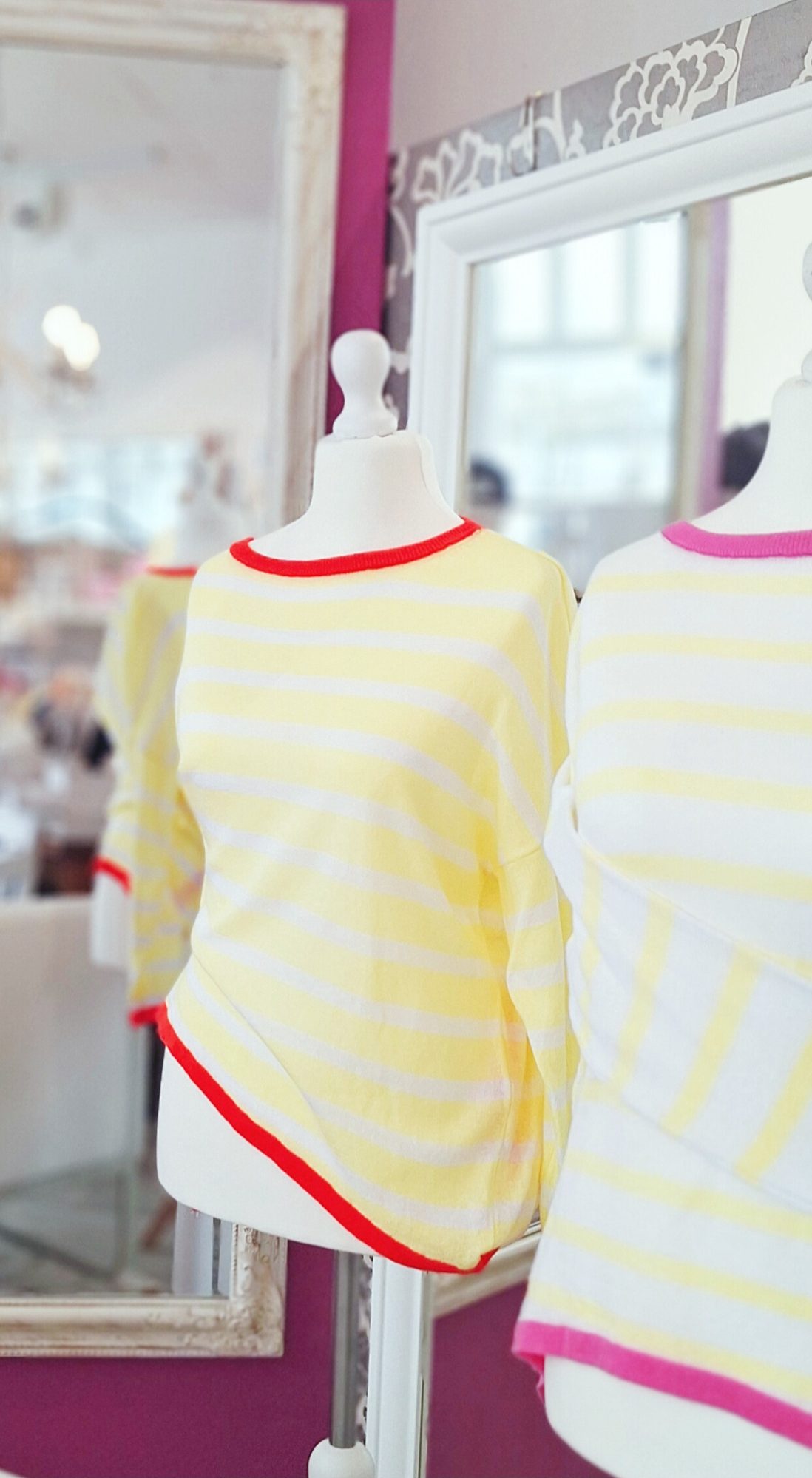Leichter Sommerpulli in den Modefarben Gelb-weiß gestreift Oberteil mit roten und pinken Details in deinem Modegeschäft in Oldenburg
