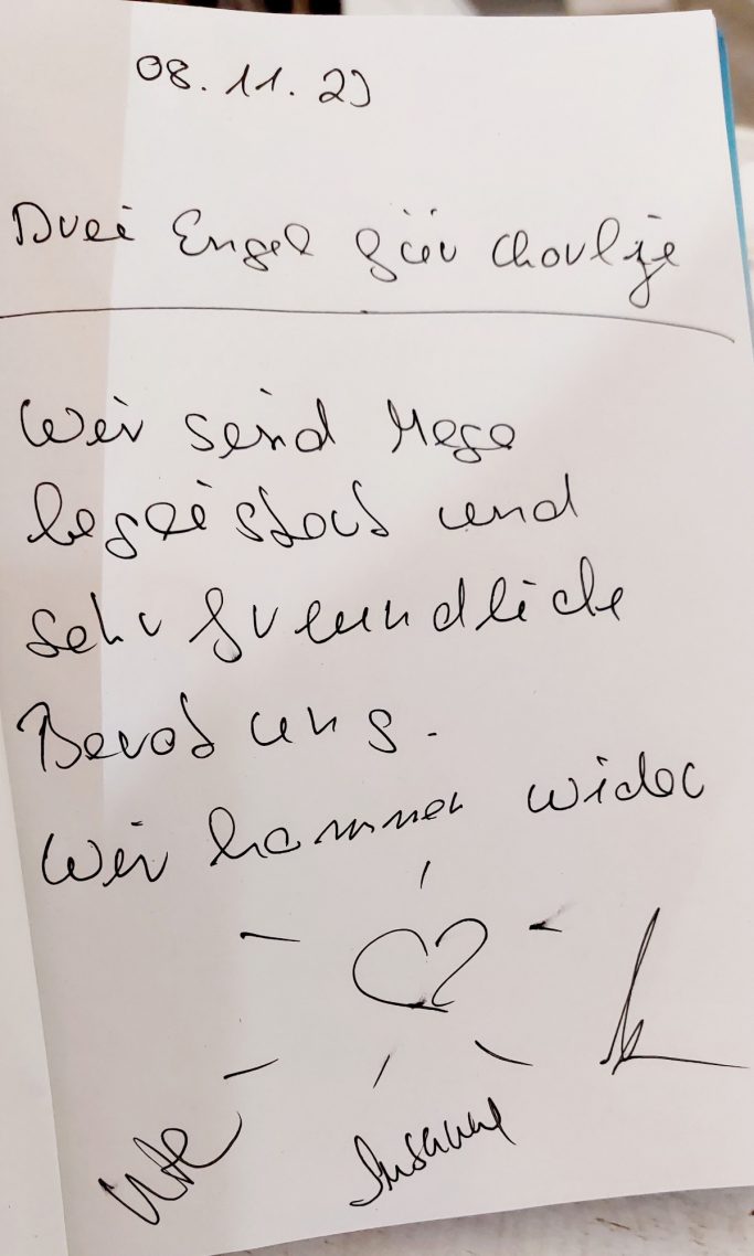 Notizen mit einer herzlichen Botschaft und Unterschrift. Datum: 08.11.23.