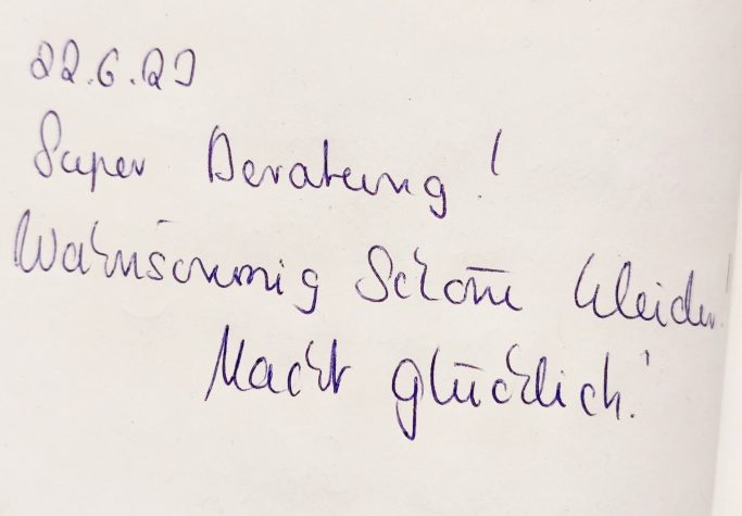 Handschriftliche Notizen mit dem Text: "Super Beratung! Wahnsinnig schöne Aussicht, macht glücklich."
