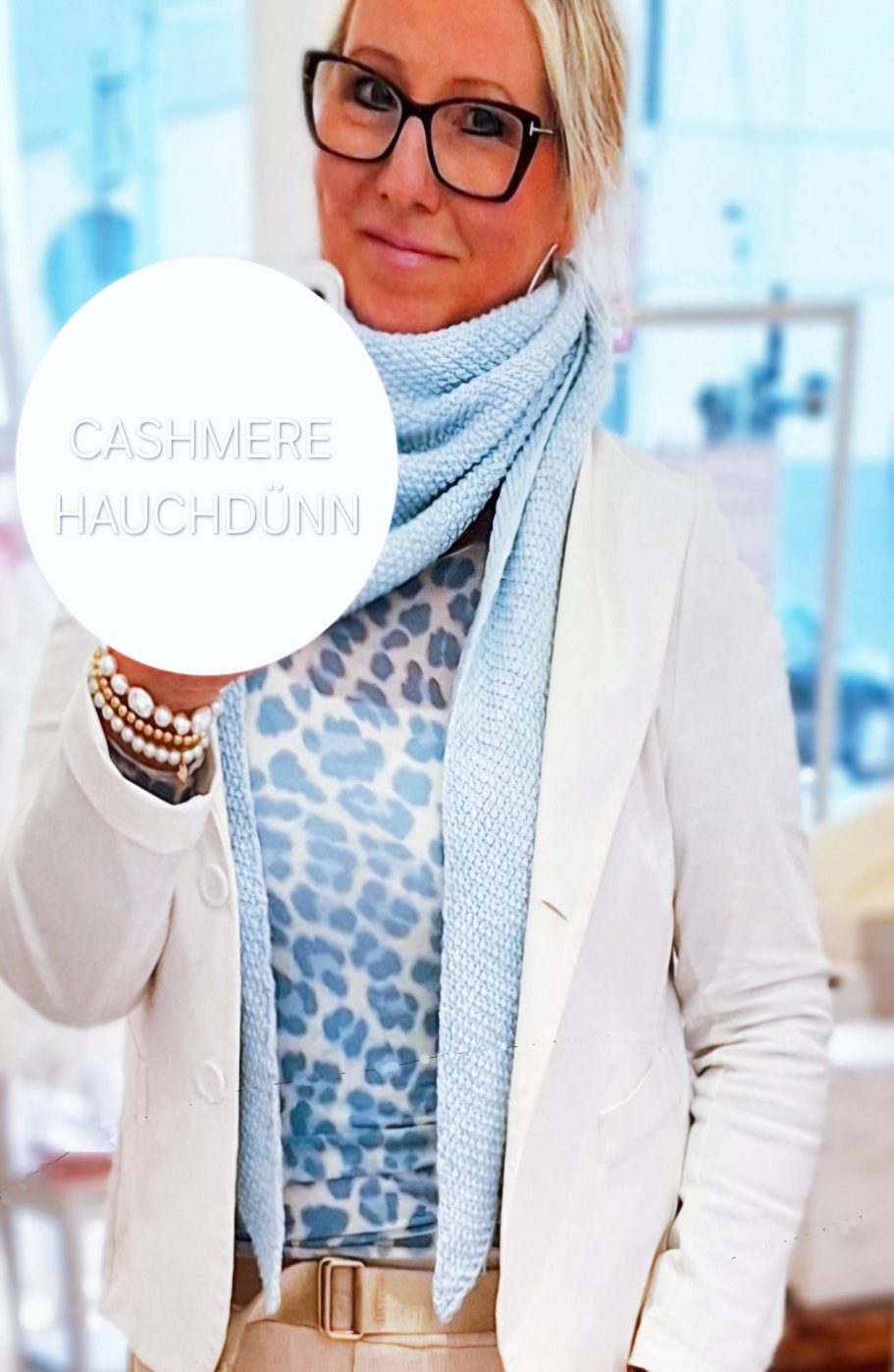 Basic-Shirt in hellblau-weißer Leo-Optik mit Cashmere-Anteil, kombiniert mit hellblauem Tuch und wollweißem Blazer im Modegeschäft in Oldenb