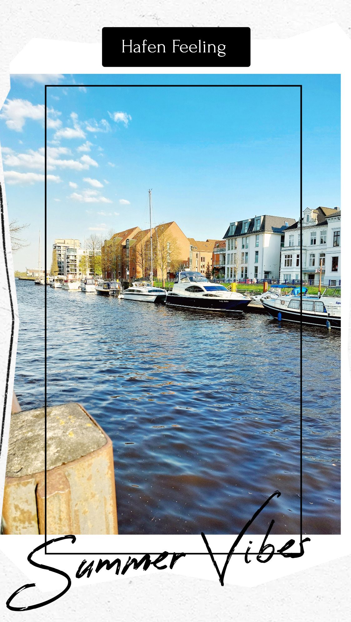 Hafen mit Booten, malerische Gebäude und blauer Himmel im Sommer.