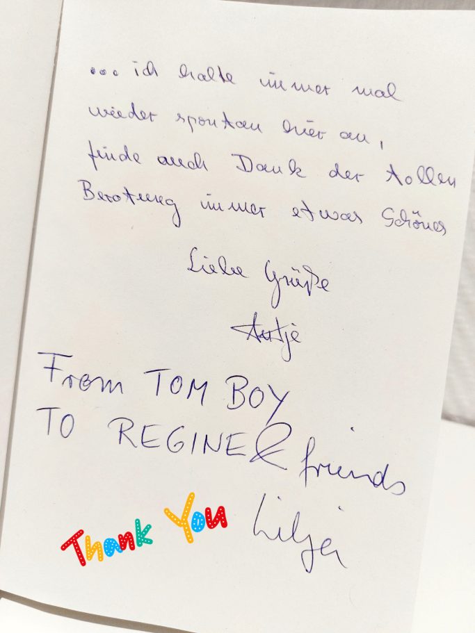 Handschriftliche Nachricht mit Dank an Freunde, unterschrieben von Tom und Regine.