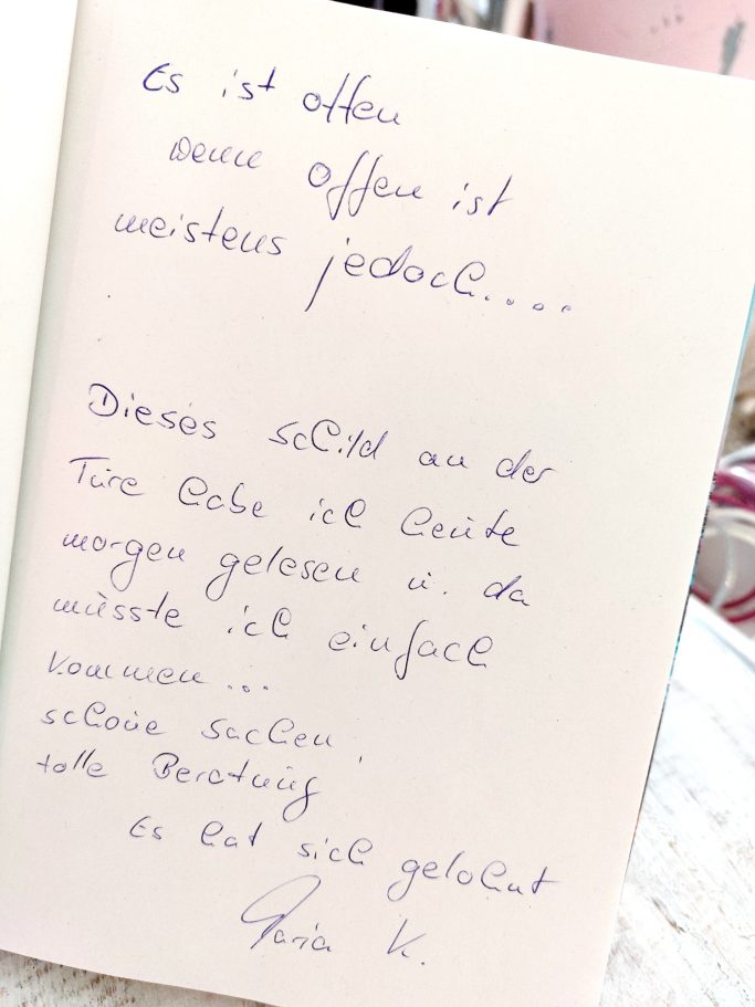 Handschriftliche Notiz auf weißem Papier mit sentimentalen Worten und Ratschlägen.