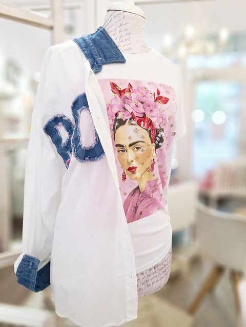 Leichte Bluse mit Denim-Details und Frida Kahlo-Motiv auf einem T-Shirt.