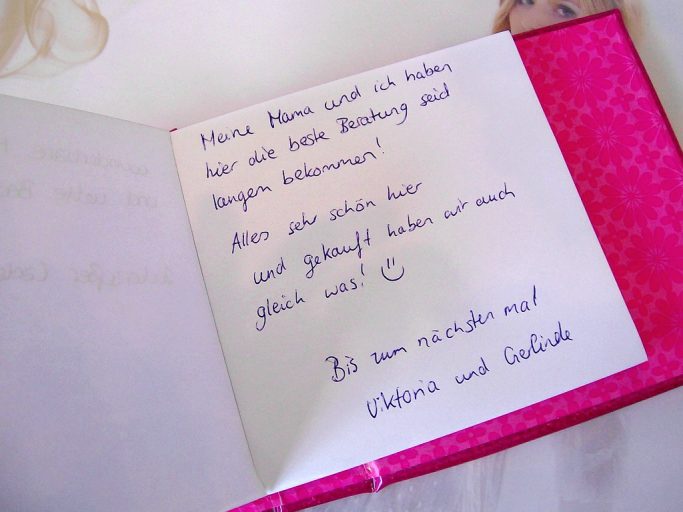 Handschriftliche Notiz in einem Buch, freundliche Einladung zum Treffen.