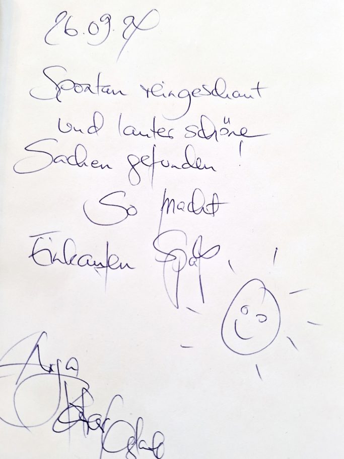 Eine handschriftliche Notiz mit glücklichem Smiley und Datum.