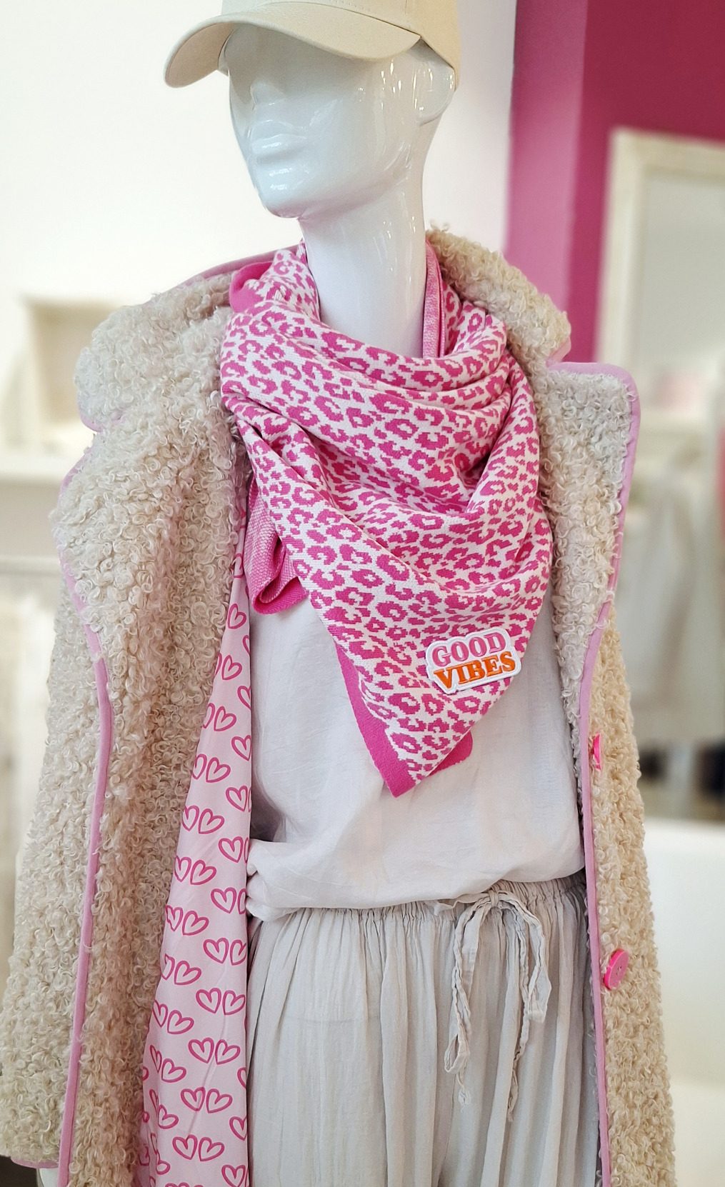 Damen Herbstmode in Oldenburg - lässiger Kuschelmantel von Zwillingsherz mit pinkem Herzchen-Innenfutter, kombiniert mit pinkem Leo-Schal