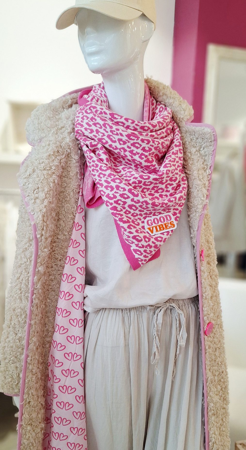 Damen Herbstmode in Oldenburg - lässiger Kuschelmantel von Zwillingsherz mit pinkem Herzchen-Innenfutter, kombiniert mit pinkem Leo-Schal