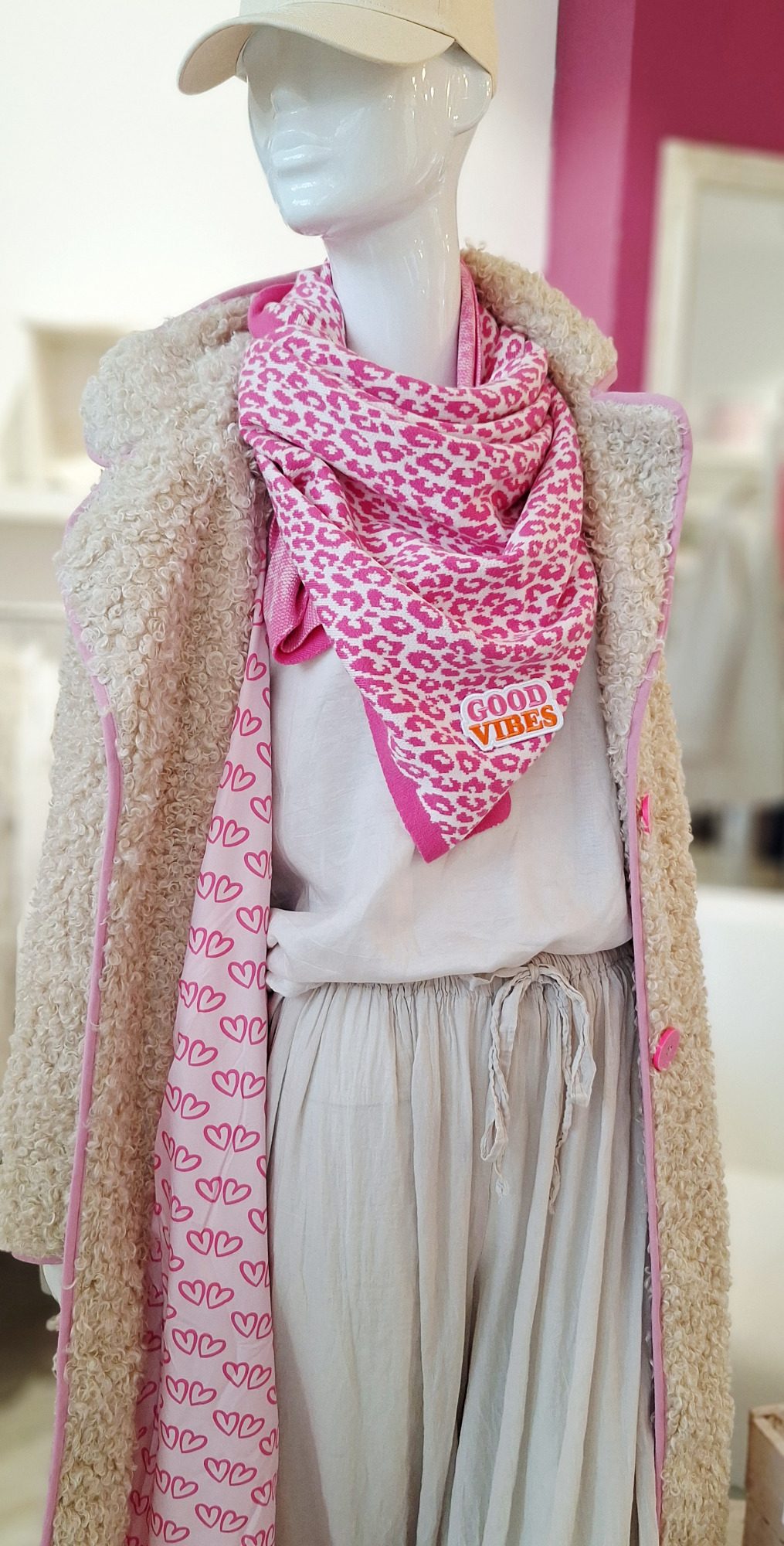 Damen Herbstmode in Oldenburg - lässiger Kuschelmantel von Zwillingsherz mit pinkem Herzchen-Innenfutter, kombiniert mit pinkem Leo-Schal