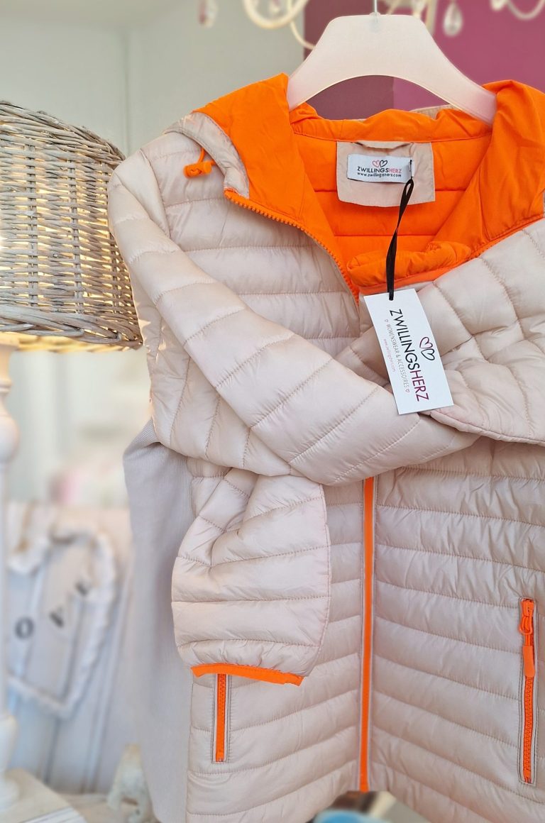 Beige Steppjacke mit orangefarbener Kapuze und Reißverschluss.