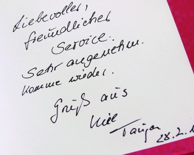Handschriftliche Notiz mit den Worten: "Lieben, freundlich, sehr angenehm. Gruß aus Taiyan."